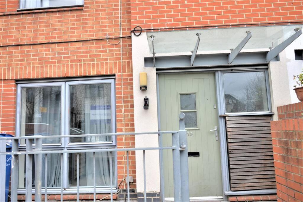 London 4 Bedroom House Eksteriør billede