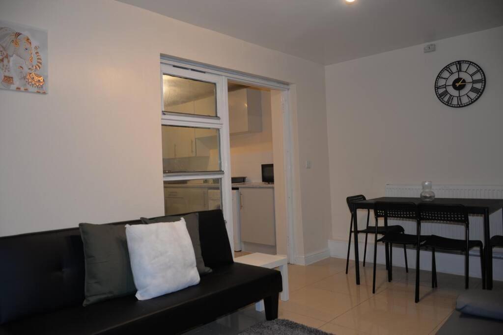 London 4 Bedroom House Eksteriør billede