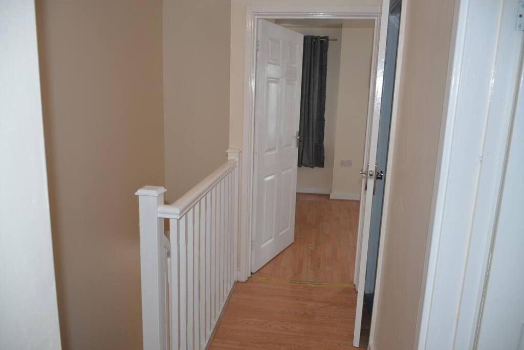 London 4 Bedroom House Eksteriør billede