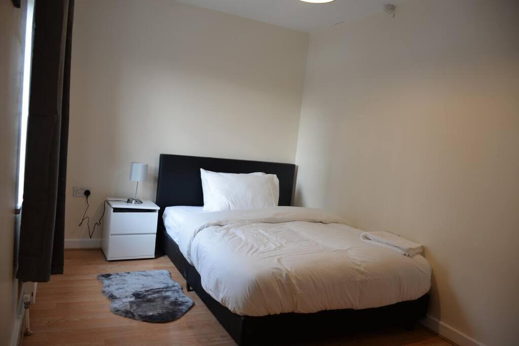 London 4 Bedroom House Eksteriør billede