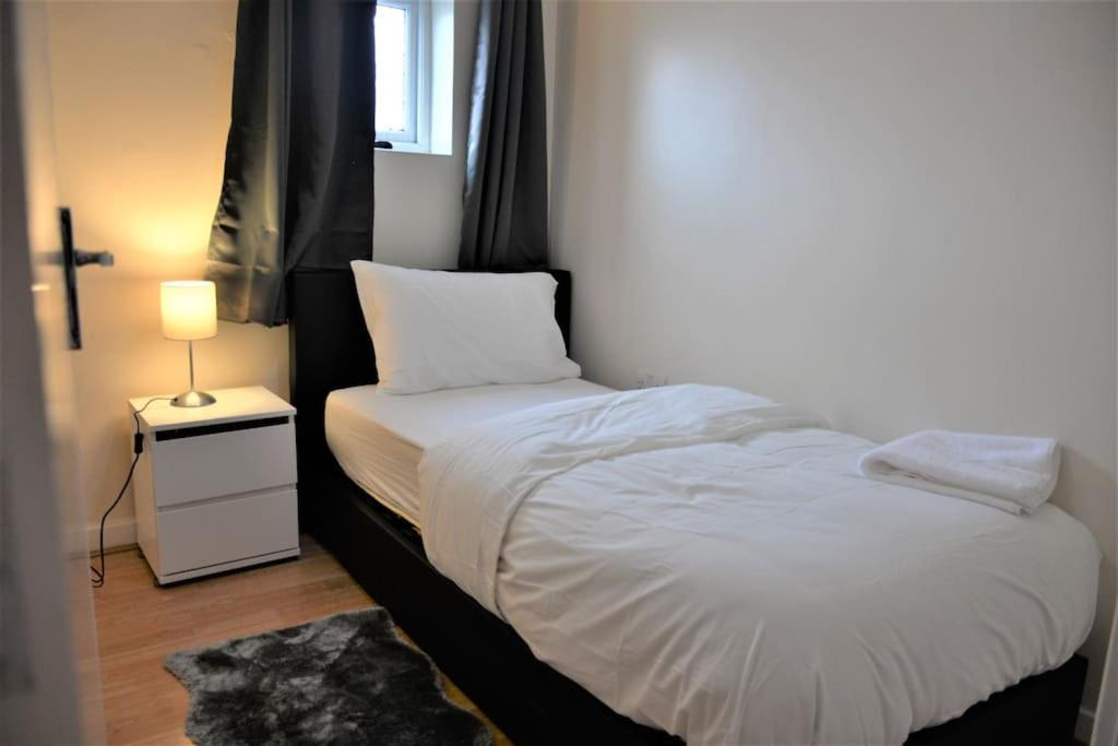 London 4 Bedroom House Eksteriør billede
